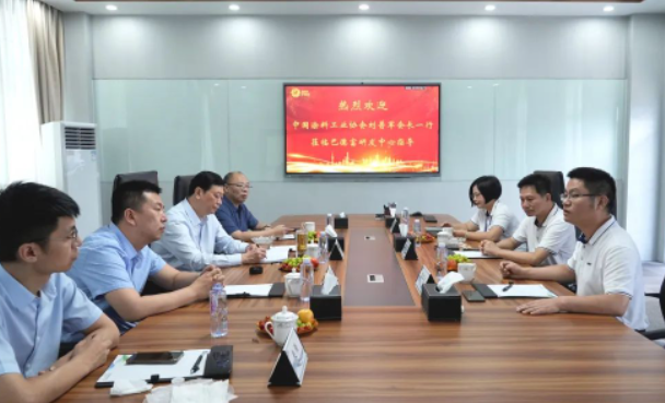 隨后的交流環節中，劉普軍會長、劉杰秘書長、彩之虹董事長顧天兵與巴德富集團的領導展開了深入的溝通和互動，共同探討了行業如何實現高質量發展等話題。劉普軍會長表示，他將帶領中國涂料工業協會新一屆的領導班子繼續發揮協會的橋梁作用，為行業和企業的長足發展提供支持，助力中國涂料行業實現健康轉型，推動行業朝著高質量可持續發展的目標邁進。