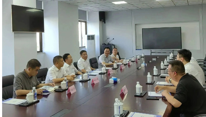 會上，李書記與董事長王建森進行了交流，就進一步加強企業的研發創新和提升產品技術含量等方面提出了寶貴的意見和建議。他強調中瑞橡膠作為優質企業應該發揮示范引領作用，推動橡膠行業實現高質量發展。