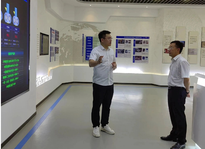 瑞安市委書記李堅對浙江中瑞橡膠高分子材料股份有限公司進行了調研指導工作。李堅一行受到了公司董事長王建森、副總經理王一昊以及黃偉良的熱情接待。隨行的還有瑞安市委常委、副市長林政洪以及市委辦公室、市經信局、市統計局、瑞安經開區和南濱街道等主要領導。