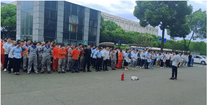 為了進一步提升全員的應急逃生能力和安全操作技能，提高企業的應急綜合水平，建新各單位結合實際生產情況，開展了各類形式的現場應急演練和消防技能比武。通過實戰演練，員工們學習了事故風險征兆、預防措施、應急措施和急救知識。