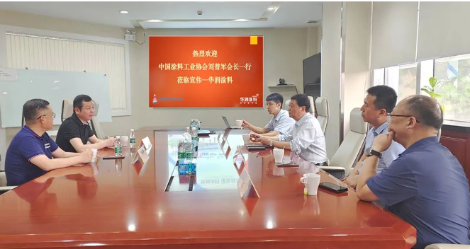 隨后的座談交流環節，與會代表就中國涂料行業實現高質量發展的途徑進行了充分討論。中國涂料工業協會秘書長劉杰和彩之虹董事長顧天兵也出席了此次考察活動，共同探討行業未來的發展方向。