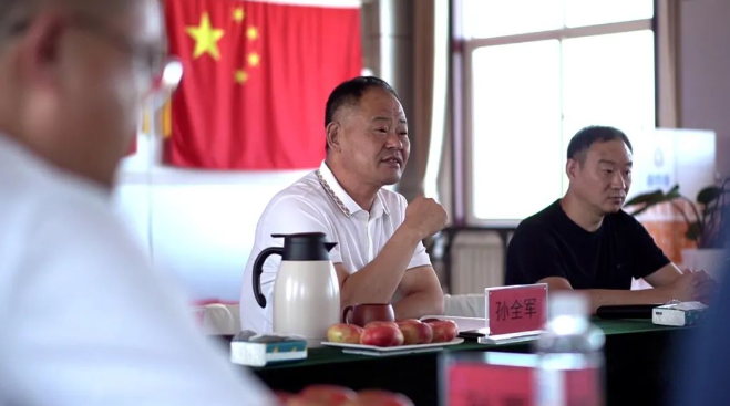 在會(huì)上，董事長(zhǎng)孫全軍發(fā)表了重要講話。他指出，市場(chǎng)營(yíng)銷(xiāo)工作是企業(yè)發(fā)展的關(guān)鍵，上半年銷(xiāo)售工作雖然取得了一定成績(jī)，但仍存在較大的提升空間。孫全軍強(qiáng)調(diào)，下半年各代理商應(yīng)以“咬定青山不放松”的精神狀態(tài)，努力實(shí)現(xiàn)在線纜銷(xiāo)售量的突破。