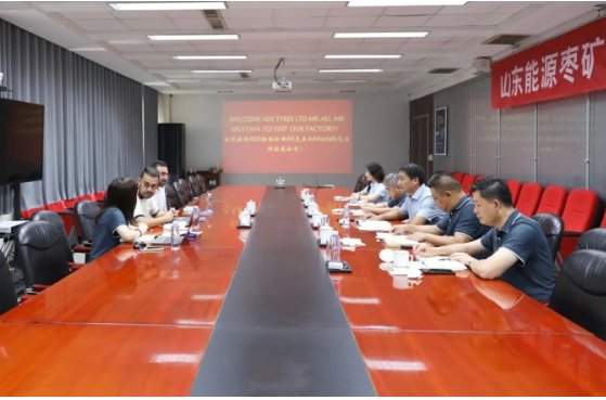 雙方進行了座談會，宋二華董事長向英國客人介紹了豐源輪胎公司的發(fā)展?fàn)顩r、生產(chǎn)經(jīng)營情況以及項目建設(shè)和質(zhì)量提升等方面的情況。Hamid Ali也向公司反饋了他們在銷售中所遇到的困難和問題。雙方就遠(yuǎn)路輪胎的產(chǎn)能提升和銷售策略等問題進行了深入探討。