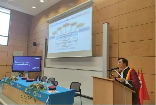 儀式結束后，張立群院士為與會師生做了學術報告，介紹了他在