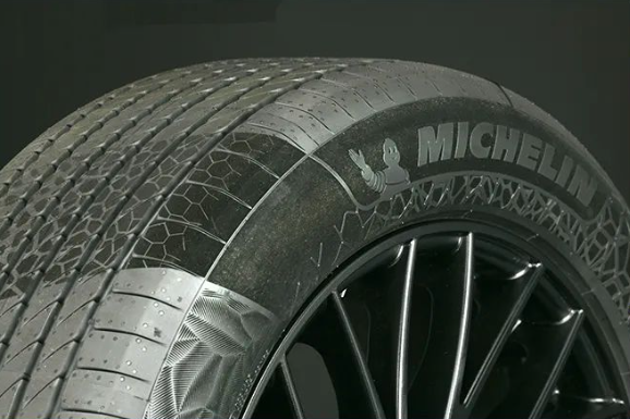 米其林公司以一款含45%可持續(xù)材料的輪胎榮獲“底盤、車身和外觀”領域的2023汽車創(chuàng)新獎。該獎項是由普華永道和德國汽車管理中心聯(lián)合頒發(fā)的，旨在表彰在汽車工程領域取得尖端創(chuàng)新成果的企業(yè)。