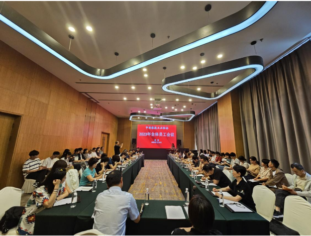 雷昌純主持了7月14日召開的全體員工會(huì)議，隨后乳膠分會(huì)秘書長凃燕玲、橡膠制品分會(huì)秘書長宋巖、膠鞋分會(huì)秘書長王剛、骨架材料專業(yè)委員會(huì)秘書長于濤，分別進(jìn)行了交流發(fā)言。