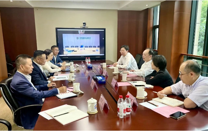 卡博特公司執(zhí)行副總裁、高性能材料業(yè)務(wù)總裁、亞太區(qū)總裁朱戟率領(lǐng)代表團(tuán)與華誼集團(tuán)黨委書(shū)記、董事長(zhǎng)顧立立等相關(guān)領(lǐng)導(dǎo)進(jìn)行了一次重要的會(huì)晤。雙方在友好的氛圍中深入探討了進(jìn)一步加強(qiáng)合資項(xiàng)目的運(yùn)營(yíng)與業(yè)務(wù)合作，以及未來(lái)潛在合作機(jī)會(huì)等關(guān)鍵議題。