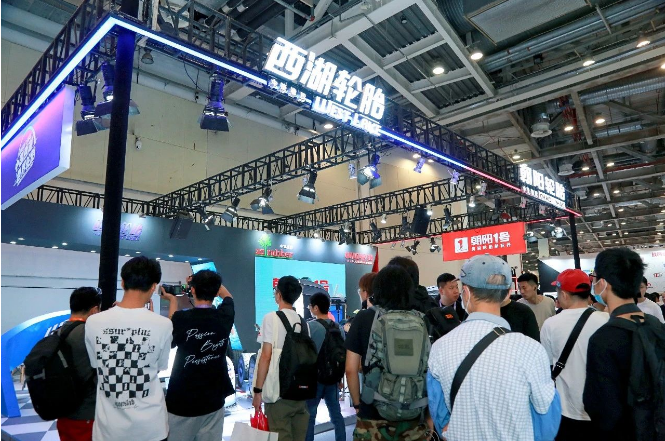 除了傳統汽車領域的產品，朝陽、西湖旗下的1號EV PRO也在展會首次展出，作為面向高端新能源市場推出的旗艦系列輪胎，1號EV PRO集結科技智慧，重新定義性能高度，外形出眾，性能非凡，實力圈粉展會現場觀眾。