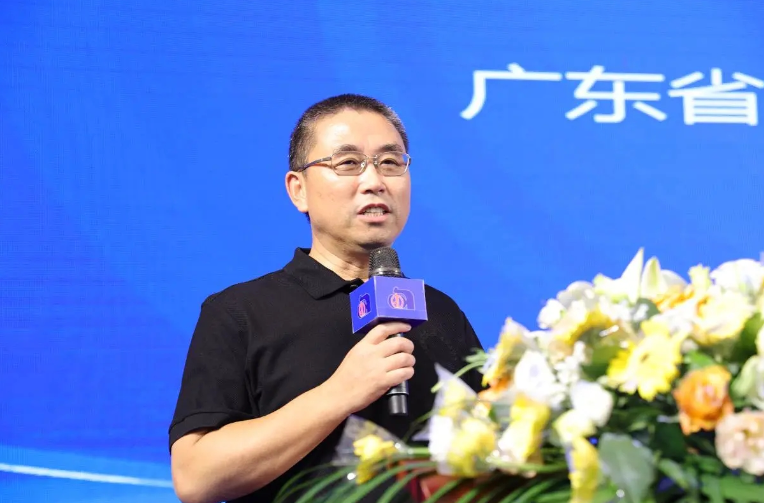 陳冰會長在講話中指出，今年是改革開放45周年，也是經濟形勢最嚴峻的一年，但他認為這也可能是未來幾年最好的一年。然而，當前的經濟形勢仍然嚴峻，經濟復蘇出現滯后，特別是二季度經濟回落加速，三季度依然沒有好轉的跡象。