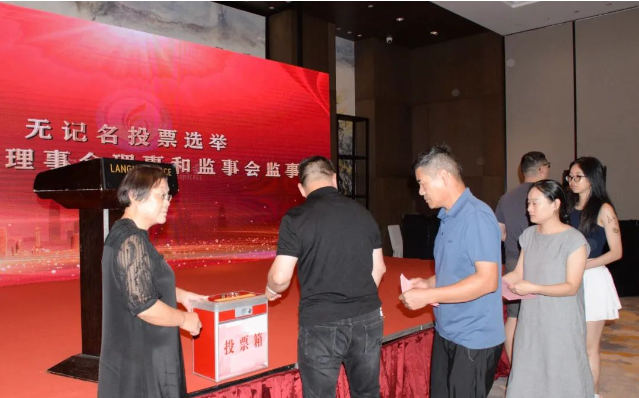 在第二階段的商會(huì)四屆一次理事會(huì)、監(jiān)事會(huì)會(huì)議中，代表們進(jìn)一步審議通過了第四屆理事會(huì)、監(jiān)事會(huì)選舉辦法，其中包括選舉產(chǎn)生第四屆理事會(huì)會(huì)長(zhǎng)單位、副會(huì)長(zhǎng)單位、理事單位以及監(jiān)事長(zhǎng)和秘書長(zhǎng)名單。投票結(jié)果由大會(huì)總監(jiān)票人宣布。
