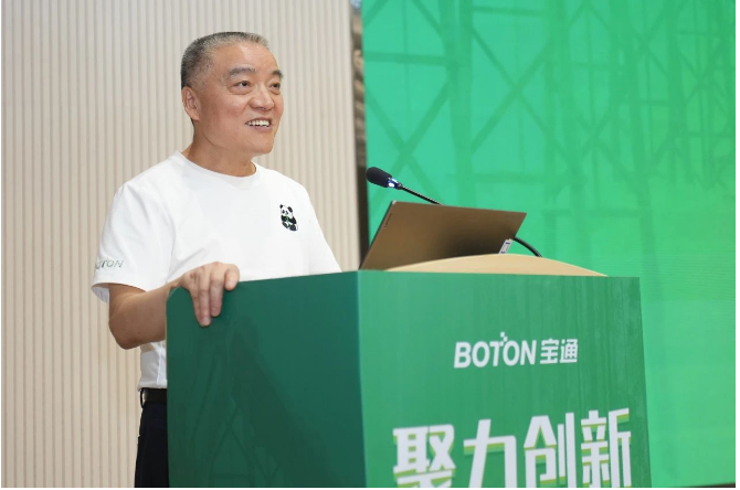 寶通科技董事長包志方在致辭中強調了寶通在全球化戰略下取得的成就和全球合作的重要性。他指出，可持續發展已成為寶通使命的核心要素和戰略的重要組成部分。在講話中，包總還談到了全球氣候變化、資源短缺等挑戰，以及政府和國際組織對可持續發展的重視。他強調了供應鏈可持續發展的重要性，強調只有與所有利益相關方一道，齊心協力，深度協同，互相賦能，以更可持續的科技與商業行為，才能提升供應鏈整體質量，開創更新的格局。