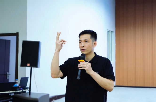 集團(tuán)輪胎事業(yè)部梅總在會上用實(shí)際業(yè)績數(shù)據(jù)肯定了各公司上半年的辛勤努力，同時(shí)明確指出了未來工作需要提升的方向和具體目標(biāo)。他強(qiáng)調(diào)要打開和升級思維，多角度思考行動，并在正確的方向中以激進(jìn)的方式去突破，找出更高效、更優(yōu)質(zhì)的工作方法。