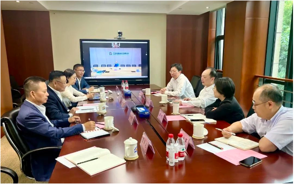 上海華誼集團股份有限公司與卡博特公司進行了高層會談。參會的卡博特公司執行副總裁、高性能材料業務總裁、亞太區總裁朱戟率領團隊拜訪了華誼集團的黨委書記、董事長顧立立等相關領導。