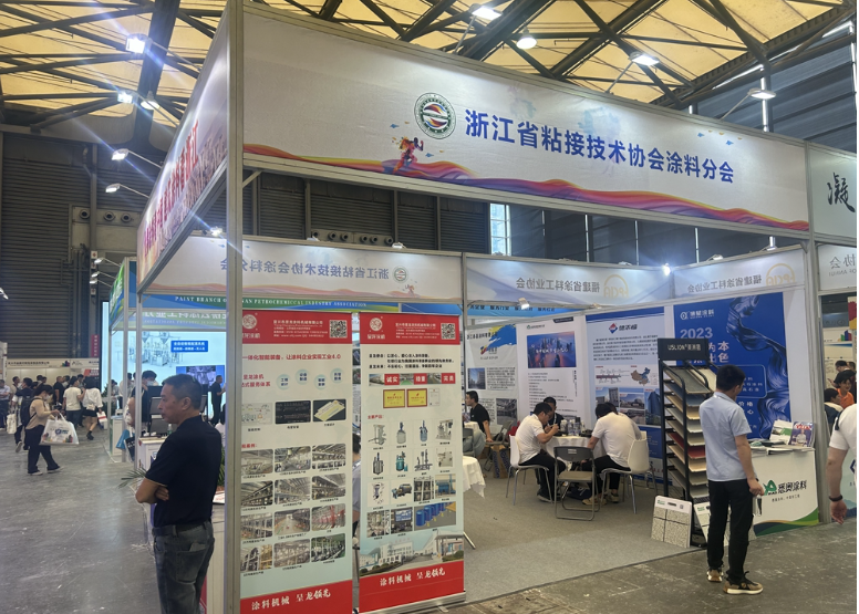 近日，浙江省粘接技術(shù)協(xié)會涂料分會聯(lián)合浙江地區(qū)涂料企業(yè)，共同參展本屆涂料展覽會，旨在加強(qiáng)與全國涂料產(chǎn)業(yè)鏈同仁的技術(shù)研發(fā)、產(chǎn)學(xué)研合作、技術(shù)服務(wù)和創(chuàng)新成果轉(zhuǎn)化等方面的合作。據(jù)了解，該分會的展位吸引了眾多參展觀眾駐足體驗、洽談，展位活躍度較高。