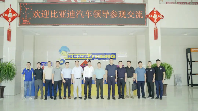 比亞迪集團領(lǐng)導(dǎo)團隊吳奕軍(比亞迪儲能及新型電池事業(yè)部副總經(jīng)理、戰(zhàn)區(qū)中心輪值總監(jiān))、侯鐸(比亞迪儲能及新型電池事業(yè)部戰(zhàn)區(qū)中心銷售總監(jiān))、車競(比亞迪儲能及新型電池事業(yè)部華中戰(zhàn)區(qū)銷售總監(jiān))、高麒斐(比亞迪儲能及新型電池事業(yè)部山東區(qū)銷售總監(jiān))、楊鵬強(比亞迪儲能及新型電池事業(yè)部解決方案經(jīng)理)，到華盛橡膠PCR工廠參觀交流，并就雙方在新能源汽車輪胎領(lǐng)域的合作進行了深入交流。