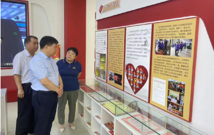 孫國才一行在參觀了金久龍公司的“五心先鋒”展廳后，聽取了該金久龍公司黨委書記兼總經理王運紅對企業情況的介紹，詳細了解了金久龍公司發展歷程、生產經營、技術創新以及人才需求等方面的詳細介紹。王運紅對金久龍公司取得的杰出業績感到自豪，并表示公司將堅持創新發展，為開封市高質量發展貢獻更大力量。