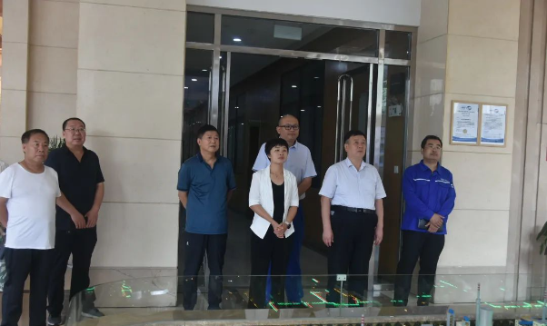 河津市政協副主席呂平率調研團隊一行于8月11日上午到西安侖化工有限公司調研。參與此次調研的還有僧樓鎮黨委書記劉曉霞、安侖化工生產副總孟慶鐸等。
