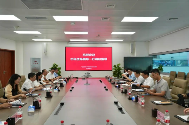 王桂林一行參觀了飛行起降動力學(xué)大裝置的核心設(shè)備，包括輪胎高加速試驗臺、道面環(huán)境模擬試驗臺、起落架擺振試驗臺以及飛行器落震試驗臺。他詳細(xì)了解了這些設(shè)備的安裝和調(diào)試進(jìn)度，以及與之相關(guān)的科研進(jìn)展和人才培養(yǎng)計劃。