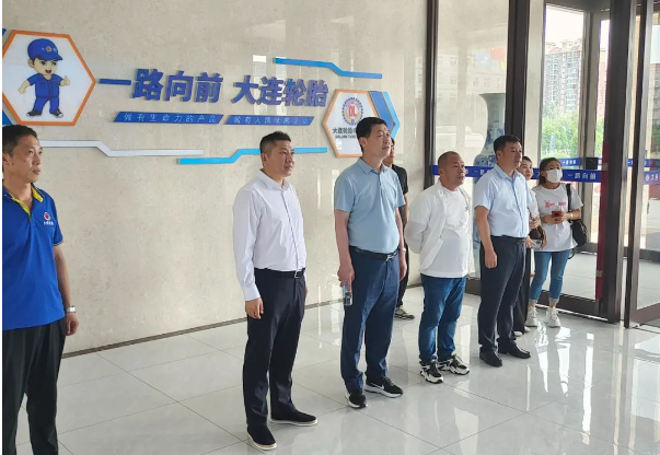 【炭黑產業網】8月15日消息，龍江銀行綏化分行行長徐龍及綏化百順集團董事長劉純于8月11日到訪大連輪胎有限公司。受到了大連輪胎有限公司總裁陳健及其團隊的熱情接待。