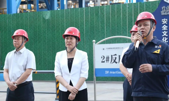趙偉對崔市長一行的到訪表示了熱烈的歡迎，并向調(diào)研團隊詳細介紹了烏海黑貓的生產(chǎn)經(jīng)營情況。他表示，烏海黑貓將認真貫徹崔市長提出的工作要求，確保企業(yè)今年的生產(chǎn)經(jīng)營目標(biāo)得以順利完成。