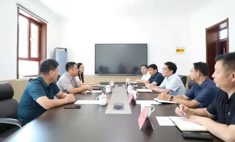 河北省邯鄲市大名縣縣委書記高巍會見上海紅星美凱龍行遠科技集團有限公司總裁陳志偉一行，共同探討輪胎項目的合作前景。