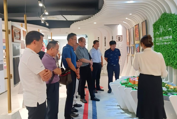 接著，代表團參觀了嘉寶莉化工集團，這家現代化高新技術企業專注于環保涂料的研發與創新，致力于為消費者創造安全、健康、優質的產品。在座談交流中，嘉寶莉化工集團的高管分享了公司的發展方向和數字化平臺建設經驗，與參觀團成員就工業技術、銷售等進行了深入交流。