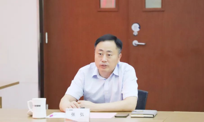 在會議上，北新防水副總經理張弘回顧了北新防水的發展歷程和產業發展情況，并強調了雙方在價值觀和合作基礎方面的契合。他表示，雙方在新型綠色建材開發領域擁有廣闊的合作空間，希望通過此次戰略合作簽約，啟動一系列綠色產品開發項目，不僅加深雙方合作，更實現強強聯合、共同發展的目標。