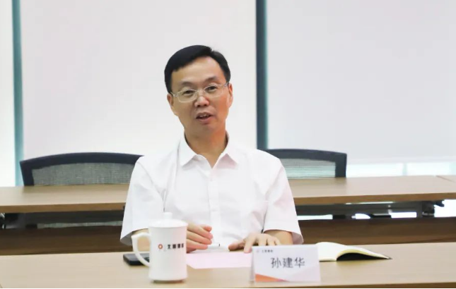 株洲橡膠院的孫建華也在會上介紹了該院的發展歷程、技術開發成果等。他指出，北新防水在資源整合、品牌塑造和市場推廣方面經驗豐富，而株洲橡膠院在技術開發能力和成果方面頗具實力。雙方將以產業化前景明確的項目為切入點，實現資源共享，共同推動企業高質量發展。