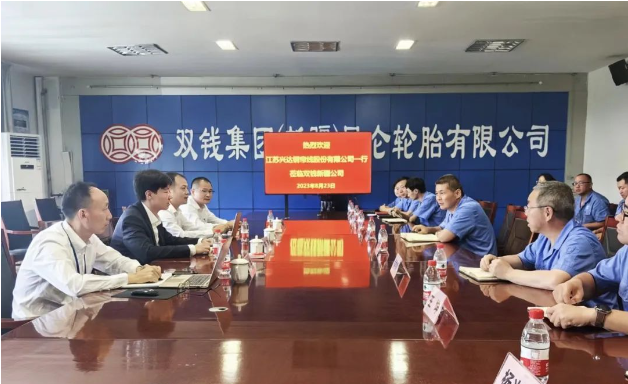 江蘇興達鋼簾線股份有限公司(簡稱江蘇興達)副總經理兼營銷中心總經理劉濤率領團隊于8月23日到雙錢集團(新疆)昆侖有限公司(簡稱雙錢昆侖)開展調研交流。
