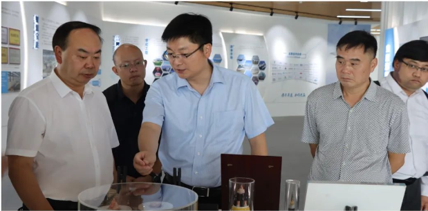 安順市副市長(zhǎng)楊平一行蒞臨寶勝調(diào)研企業(yè)生產(chǎn)經(jīng)營(yíng)情況。寶勝股份黨委書記、董事長(zhǎng)生長(zhǎng)山，黨委副書記、工會(huì)主席宋宇峰，黨委委員、副總經(jīng)理、總工程師陳大勇等公司領(lǐng)導(dǎo)陪同。
