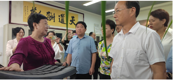 隨后，參觀團一同來到了萬通三樓的輪胎文化園。張秀麗通過生動的解說，展示了輪胎從生產到報廢的全生命周期和其所蘊含的價值。她特別強調了輪胎翻新的重要性，指出在循環經濟中，輪胎翻新能夠發揮巨大作用，實現低碳減排和綠色經濟的目標。