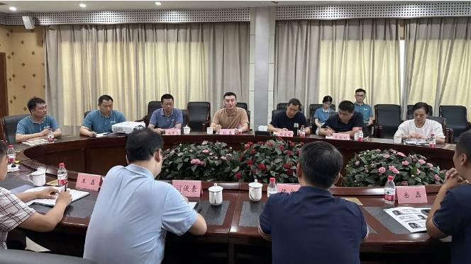 河南理工大學計算機科學與技術學院的代表團前往河南天基輪胎有限公司進行了參觀考察。本次活動由學院黨委副書記閻俊豪和副院長王磊率領，與河南天基輪胎公司董事長杜巍、總經理成海龍進行了深入交流。