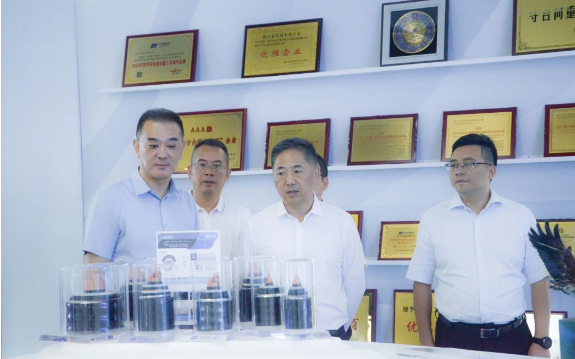 在萬馬創新園的展廳，宦金元副市長一行詳細了解了萬馬股份的發展歷程、核心業務、產業結構和產品優勢等。他們不僅聆聽了公司高管關于光伏項目的介紹，還觀看了相關的項目視頻。這次考察使他們對萬馬股份在新智造電纜領域的概況以及在企業綠色發展方面取得的成果有了更加具體的了解。