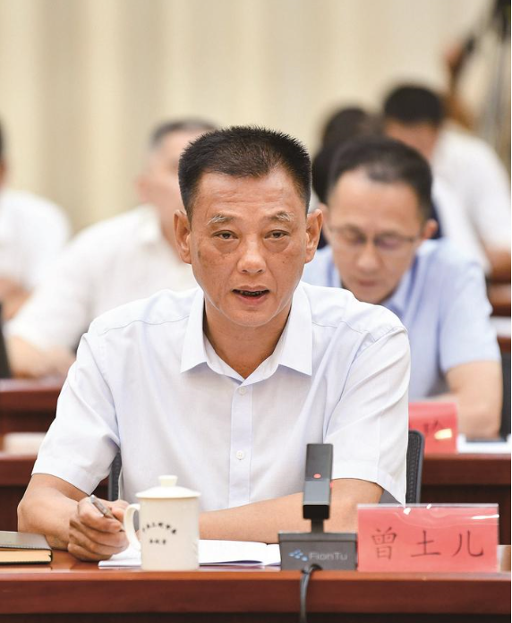 福建省三明市召開了一場民營經濟發展座談會，旨在聽取民營企業對產業發展的意見和建議。在會上，三明正元化工有限公司的董事長曾土兒分享了該公司的發展歷程和關于白炭黑產業的見解。