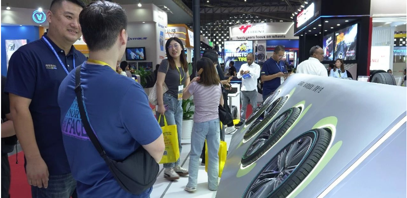 不僅如此，賽輪集團還展示了其液體黃金轎車胎產品家族中的高端定制輪胎產品，即液體黃金彩邊胎。這些輪胎以朱砂紅、孔雀藍、耀金黃和熒光綠等炫彩高顏值的設計，滿足了更多車主的個性化用胎需求。