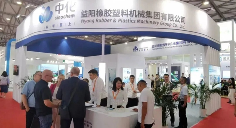 在展會現場，益陽橡機的技術和銷售團隊為每位訪客展示了企業的產品，特別是串聯式密煉機和最新推出的永磁半直驅密煉機新技術。這些創新技術受到國內外客戶的高度評價，來自阿根廷、印度、波蘭、俄羅斯、巴西、智利、土耳其等國家以及國內多家知名輪胎和橡膠制品企業的客商紛紛蒞臨展臺參觀，并積極咨詢與深入交流。多個潛在合作意向已初步達成。