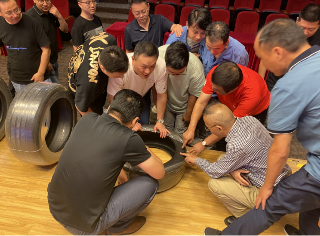 據了解，駿馬集團是江蘇重點企業集團，專注于輪胎骨架材料的生產與經營。該集團總資產達12億美元，員工人數超過6000人，產品主要包括錦綸6浸膠簾子布、錦綸66浸膠簾子布、高模低縮滌綸簾子布和子午胎輪胎鋼簾線，已經形成了中國簾子布產能第一、鋼簾線產能前三的規模。