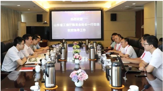 山東省工業和信息化廳軟件與信息服務業處處長陳克全一行來到軟控股份，深入研究橡膠輪胎行業工業軟件的研發、應用和推廣情況。軟控股份公司副總裁向坤宏熱情接待了到訪領導。