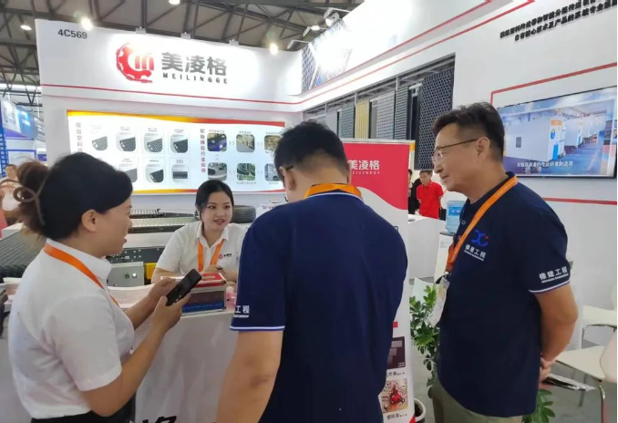 展會期間，眾多參觀者對美凌格的輪胎傳送帶解決方案給予了高度評價。客戶紛紛表示，美凌格的先進技術和創(chuàng)新產(chǎn)品為生產(chǎn)線的運作提供了更高效的解決方案，使他們在提高生產(chǎn)效率的同時，降低了成本和資源浪費。