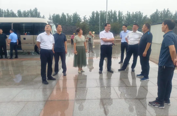 王琪華首先蒞臨諸城涌安橡膠工程輪胎建設(shè)項(xiàng)目，仔細(xì)聆聽了項(xiàng)目負(fù)責(zé)人的介紹，詳細(xì)了解了各個(gè)項(xiàng)目的進(jìn)展情況，全面了解了項(xiàng)目中遇到的問題。隨后，與現(xiàn)場人員一起深入討論，共同探討解決項(xiàng)目推進(jìn)中的難題。
