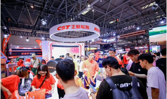 除了產(chǎn)品展示，正新輪胎還在展會(huì)現(xiàn)場(chǎng)舉辦了摩托車(chē)行業(yè)達(dá)人訪談會(huì)、互動(dòng)小游戲以及DJ電音SHOW等趣味活動(dòng)，為參展嘉賓營(yíng)造了極佳的觀展體驗(yàn)，吸引了眾多參展觀眾的駐足參與，展位氛圍十分熱烈。