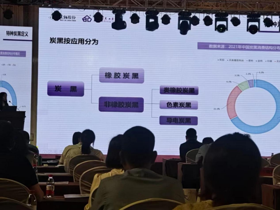此外,在會議中,各位行業(yè)領(lǐng)袖也紛紛發(fā)表了對炭黑行業(yè)的經(jīng)濟(jì)運(yùn)行情況和未來發(fā)展趨勢的觀點(diǎn)。據(jù)了解,這些觀點(diǎn)涵蓋了輪胎橡膠行業(yè)、炭黑行業(yè)、煤焦油市場、特種炭黑市場等多個(gè)方面,為與會者提供了深入洞察和行業(yè)前景的啟示。 此外,在會議中,各位行業(yè)領(lǐng)袖也紛紛發(fā)表了對炭黑行業(yè)的經(jīng)濟(jì)運(yùn)行情況和未來發(fā)展趨勢的觀點(diǎn)。據(jù)了解,這些觀點(diǎn)涵蓋了輪胎橡膠行業(yè)、炭黑行業(yè)、煤焦油市場、特種炭黑市場等多個(gè)方面,為與會者提供了深入洞察和行業(yè)前景的啟示。
