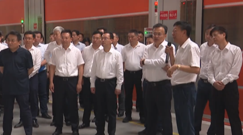 近日，江蘇省制造業(yè)智能化改造數(shù)字化轉(zhuǎn)型工作推進(jìn)會在宿遷召開，會前胡廣杰副省長、劉浩市長及省工信廳、發(fā)改委、科技廳等領(lǐng)導(dǎo)一行參觀了江蘇三元輪胎有限公司全鋼子午線輪胎智慧工廠。