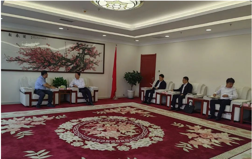 陜西延長石油西北橡膠有限責任公司總經理張航偉率領團隊，前往彬州市考察高端能源化工園區項目的建設情況。