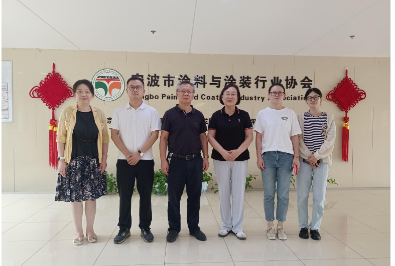 此外，童鴻根秘書長一行還參觀了寧波涂協(xié)的工作展示墻、榮譽墻和檔案管理區(qū)，深入了解了協(xié)會的整體情況以及秘書處的日常工作動態(tài)，對寧波涂協(xié)的工作管理給予了高度贊賞。