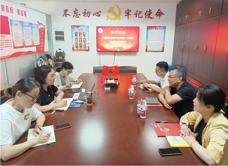 為促進不同行業(yè)協(xié)會之間的交流與合作，共同提升服務會員企業(yè)的能力，寧波市新能源汽車研究會代表團于9月20日蒞臨寧波市涂料與涂裝行業(yè)協(xié)會，展開深入交流。