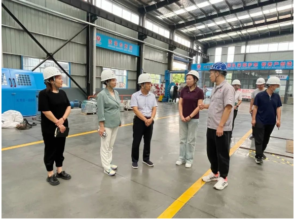 焦作市政府高層代表團于9月20日蒞臨河南華東電纜股份有限公司，對其二期重點項目建設情況進行了深入調研。本次代表團成員包括焦作市人大財經(jīng)委主任畢明奇、市發(fā)改委副主任景國紅等，與之同行的還有修武縣發(fā)改委副主任付英祖、經(jīng)開區(qū)黨工委委員、科技和人力資源局局長王愛萍等政府官員。華東電纜外聯(lián)副總青炎飛陪同進行了調研。