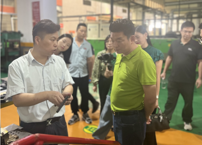 榮基塑料制品有限公司一直以來致力于創新和卓越，為門窗行業提供高品質的密封膠條產品。在曾奎會長的引領下，走訪團成員深入參觀了榮基公司的智能化車間。2022年底，榮基對其煉膠中心進行了全面煥新升級，引進了全自動上輔機和下落式密煉機混煉膠系統，并植入了自動化管理系統，這不僅進一步提高了產能，也徹底提升了企業的智能化管理水平。