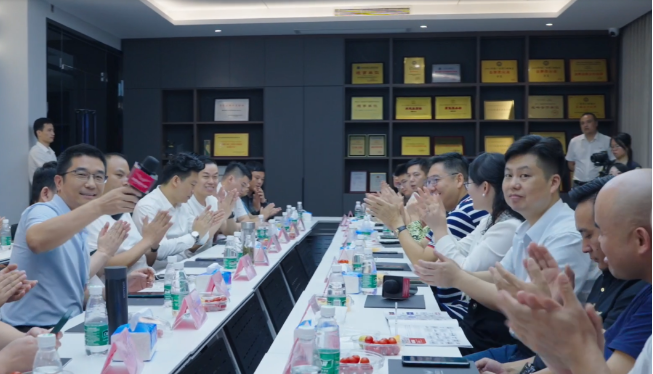 此次考察活動不僅讓廣東省門窗協會的成員們更深入地了解了榮基密封膠條的研發和生產過程，也讓他們深切感受到了榮基26年來一直堅持的“以技術取勝”的初心。高質量發展已經成為時代主題，門窗行業的提升也是不可逆轉的趨勢。榮基愿與門窗企業攜手同行，共同為人們提供更高品質的生活保障。