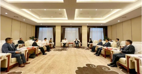 濮陽市委書記萬正峰在2023亞太涂料產(chǎn)業(yè)發(fā)展大會召開前夕會見了涂料行業(yè)的重要人物。與會者包括中國涂料工業(yè)協(xié)會會長劉普軍、名譽會長孫蓮英，以及來自多家涂料企業(yè)的高層代表。會議旨在加強合作關(guān)系，共同探討涂料產(chǎn)業(yè)的發(fā)展前景。